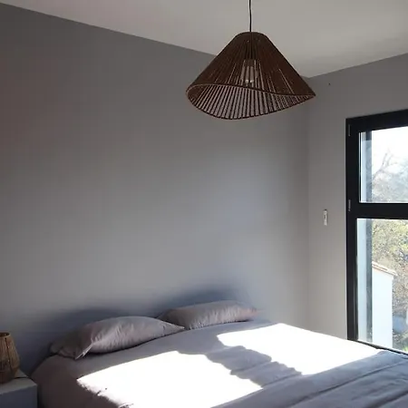 Contemporaine, Jardin Mediterraneen Et Piscine Privee
