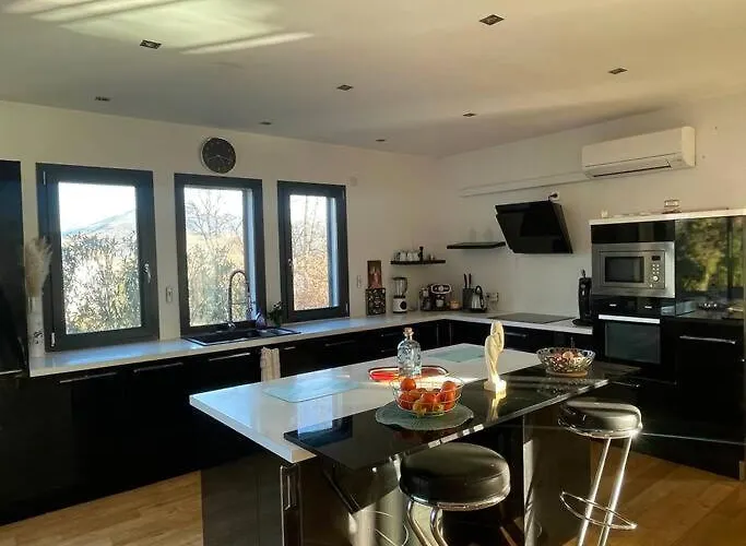 Contemporaine, Jardin Méditerranéen Et Piscine Privée Villa *