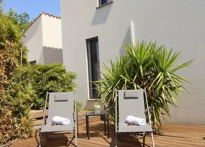 Contemporaine, Jardin Méditerranéen Et Piscine Privée Villa